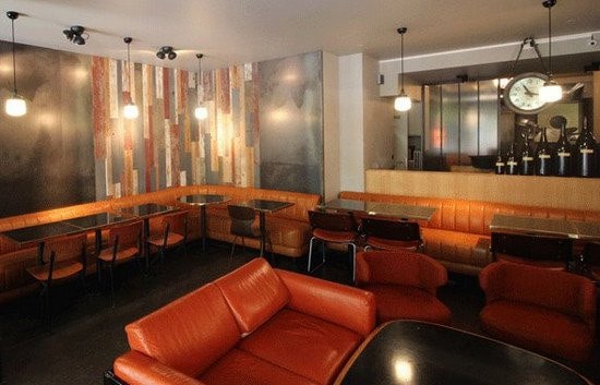 Les canapés en cuir cognac et le sofa orange.